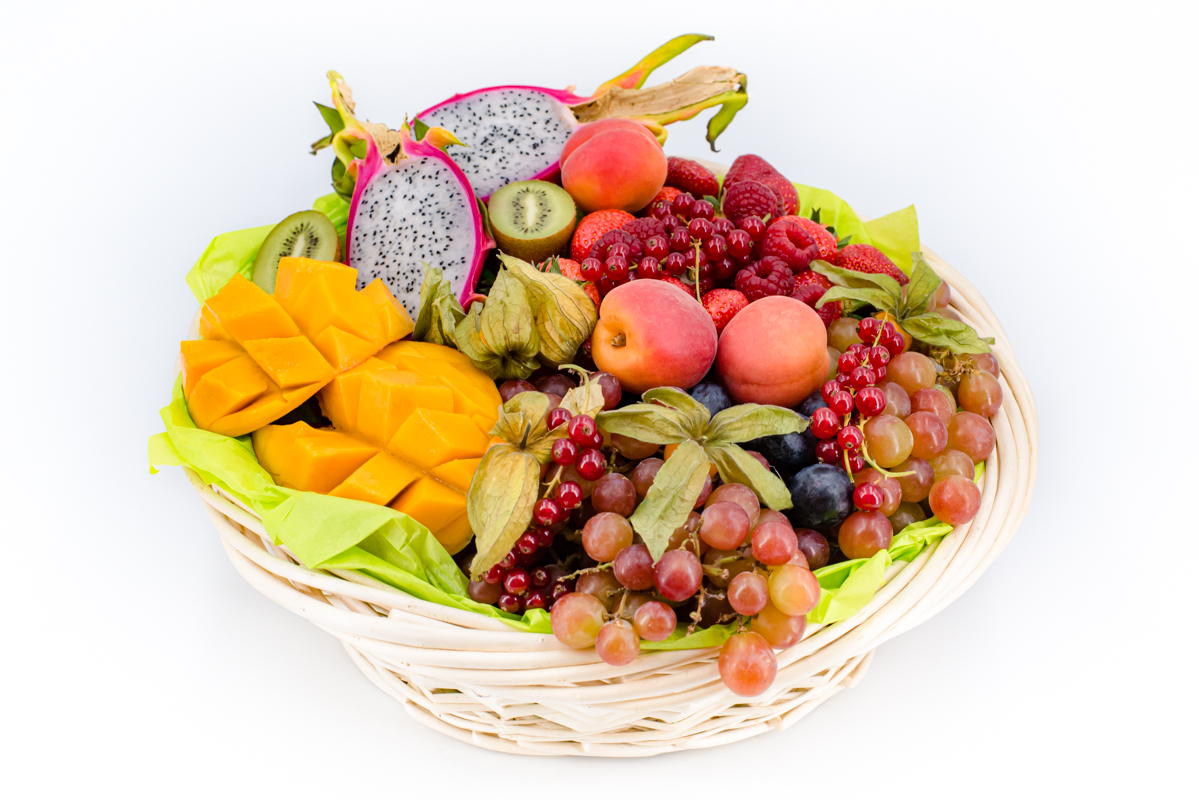 Brunch-avec-corbeille-de-fruits